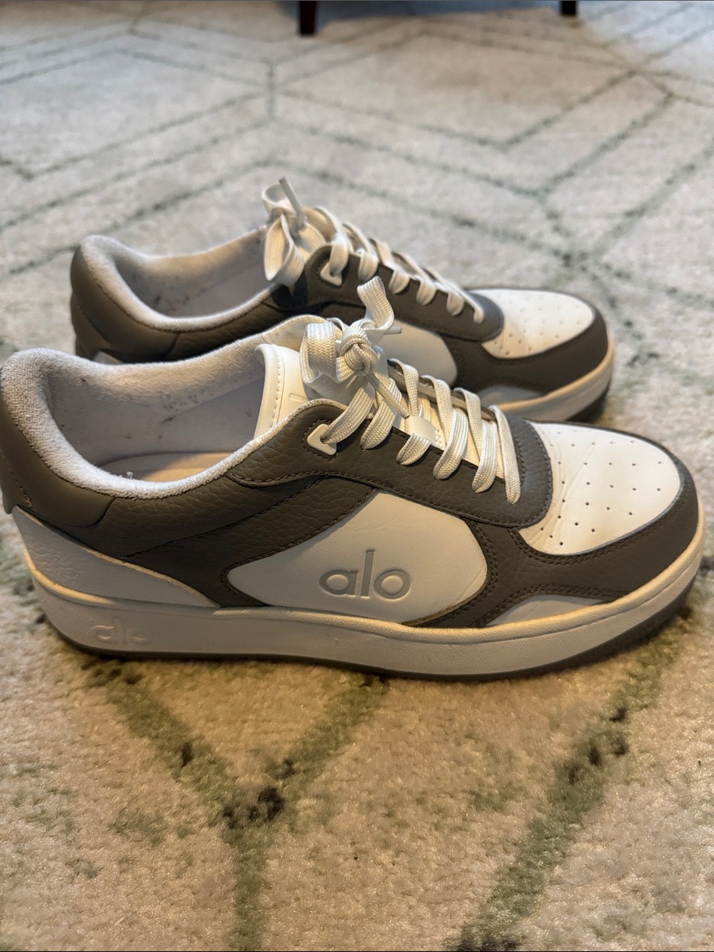 Alo Yoga - Recovery Mode Sneakers in Grey/White size 9 - Picture 6 of 7